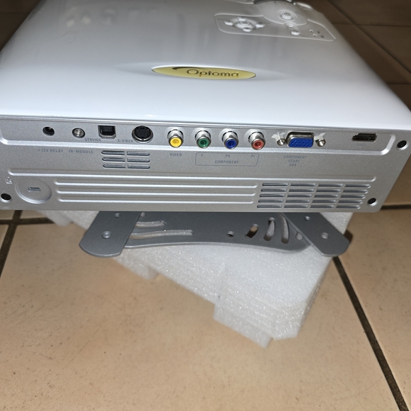 Optoma New In Box Projector With Mount - Picture 5 of 13